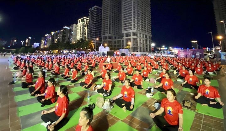 Hơn 1.500 người cùng tham gia màn đồng diễn Yoga quốc tế- Đà Nẵng 2024. (Ảnh: danang.gov.vn) Hơn 1.500 người cùng tham gia màn đồng diễn Yoga quốc tế- Đà Nẵng 2024. (Ảnh: danang.gov.vn)