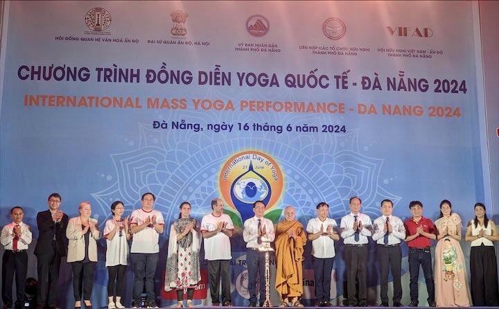Các đại biểu thực hiện nghi thức thắp đèn khai mạc chương trình Các đại biểu thực hiện nghi thức thắp đèn khai mạc chương trình