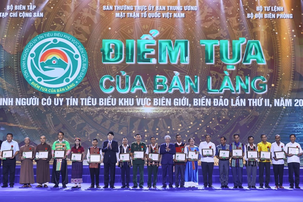 Thường trực Ban Bí thư Lương Cường; Chủ tịch UBTƯ MTTQ Việt Nam Đỗ Văn Chiến trao Biểu trưng và Giấy chứng nhận cho các đại biểu là người có uy tín tiêu biểu khu vực biên giới, biển đảo. Thường trực Ban Bí thư Lương Cường; Chủ tịch UBTƯ MTTQ Việt Nam Đỗ Văn Chiến trao Biểu trưng và Giấy chứng nhận cho các đại biểu là người có uy tín tiêu biểu khu vực biên giới, biển đảo.