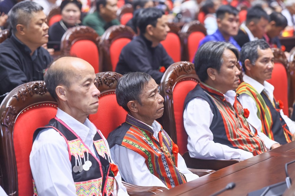 Các đại biểu là người có uy tín tiêu biểu khu vực biên giới, biển đảo tham dự chương trình. Các đại biểu là người có uy tín tiêu biểu khu vực biên giới, biển đảo tham dự chương trình.