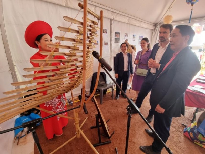 Đến với Không gian Việt Nam, du khách được tham quan đến tìm hiểu về các tour du lịch, ngắm nhìn phong cảnh đất nước qua phim, ảnh, chiêm ngưỡng tranh dân gian Đông Hồ, hay học cách chơi nhạc cụ truyền thống Việt Nam như đàn bầu, đàn T’rưng. (Ảnh: Báo Văn hóa) Đến với Không gian Việt Nam, du khách được tham quan đến tìm hiểu về các tour du lịch, ngắm nhìn phong cảnh đất nước qua phim, ảnh, chiêm ngưỡng tranh dân gian Đông Hồ, hay học cách chơi nhạc cụ truyền thống Việt Nam như đàn bầu, đàn T’rưng. (Ảnh: Báo Văn hóa)