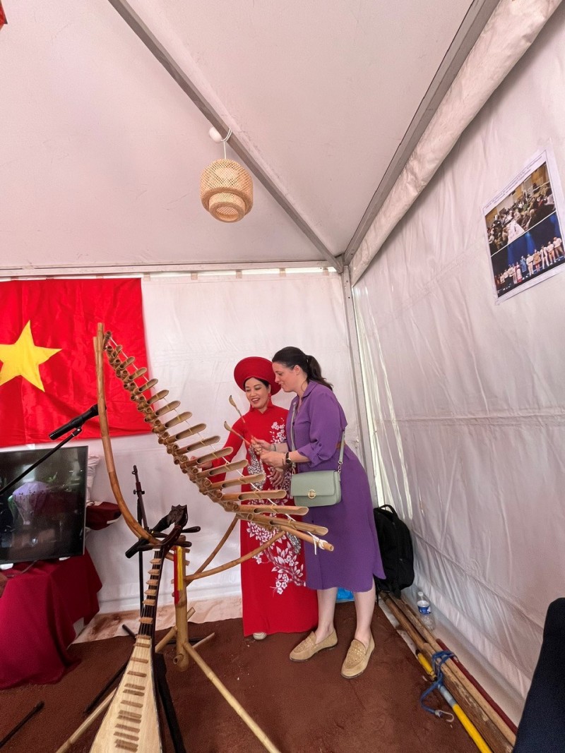 Văn hóa, du lịch Việt Nam gây ấn tượng tại Ngày hội Lãnh sự Lyon 2024 Văn hóa, du lịch Việt Nam gây ấn tượng tại Ngày hội Lãnh sự Lyon 2024