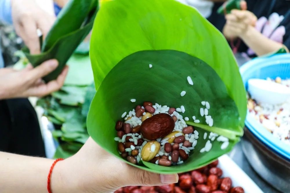 Một bánh chưng nhỏ kế thừa tình hữu nghị Trung-Việt Một bánh chưng nhỏ kế thừa tình hữu nghị Trung-Việt