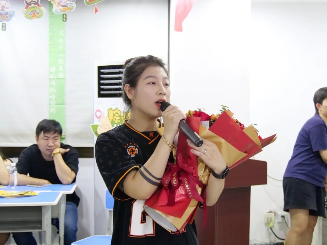 Một bánh chưng nhỏ kế thừa tình hữu nghị Trung-Việt Một bánh chưng nhỏ kế thừa tình hữu nghị Trung-Việt