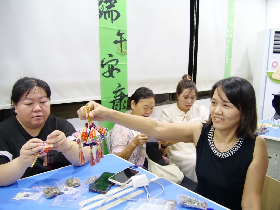 Một bánh chưng nhỏ kế thừa tình hữu nghị Trung-Việt Một bánh chưng nhỏ kế thừa tình hữu nghị Trung-Việt
