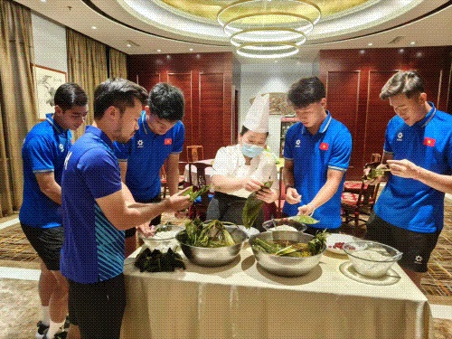 Một bánh chưng nhỏ kế thừa tình hữu nghị Trung-Việt Một bánh chưng nhỏ kế thừa tình hữu nghị Trung-Việt