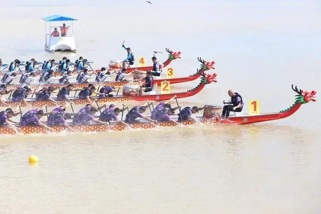 Một bánh chưng nhỏ kế thừa tình hữu nghị Trung-Việt Một bánh chưng nhỏ kế thừa tình hữu nghị Trung-Việt