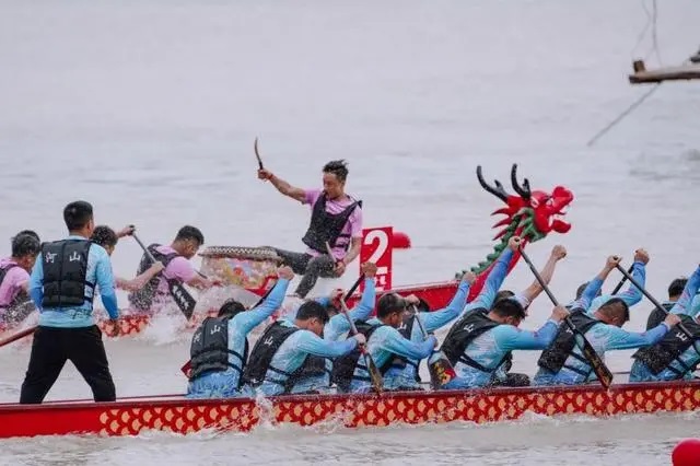 Một bánh chưng nhỏ kế thừa tình hữu nghị Trung-Việt Một bánh chưng nhỏ kế thừa tình hữu nghị Trung-Việt