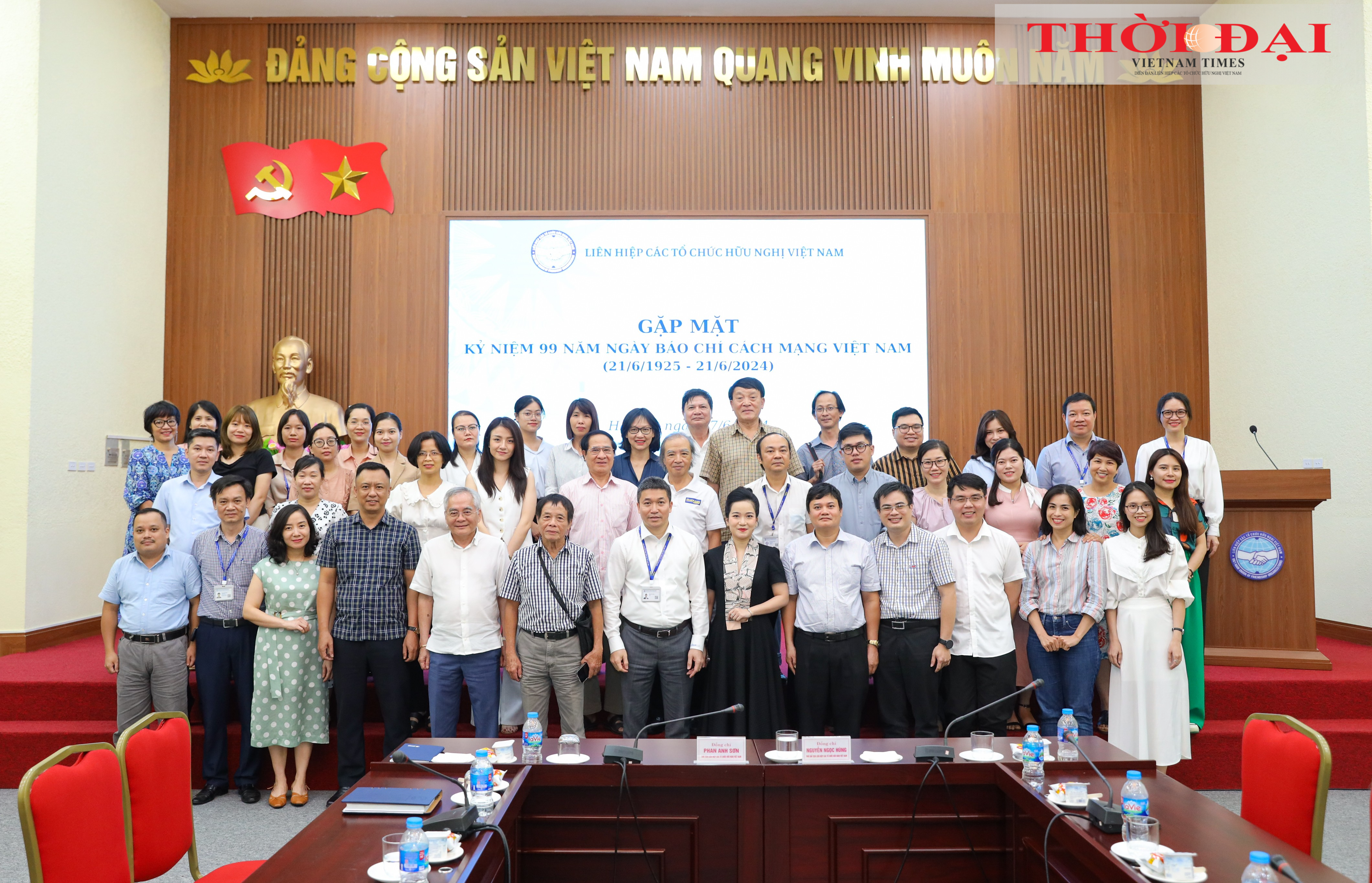Lãnh đạo Liên hiệp các tổ chức hữu nghị Việt Nam chụp ảnh lưu niệm cùng đại diện các cơ quan báo chí. (Ảnh: Đinh Hòa) Lãnh đạo Liên hiệp các tổ chức hữu nghị Việt Nam chụp ảnh lưu niệm cùng đại diện các cơ quan báo chí. (Ảnh: Đinh Hòa)