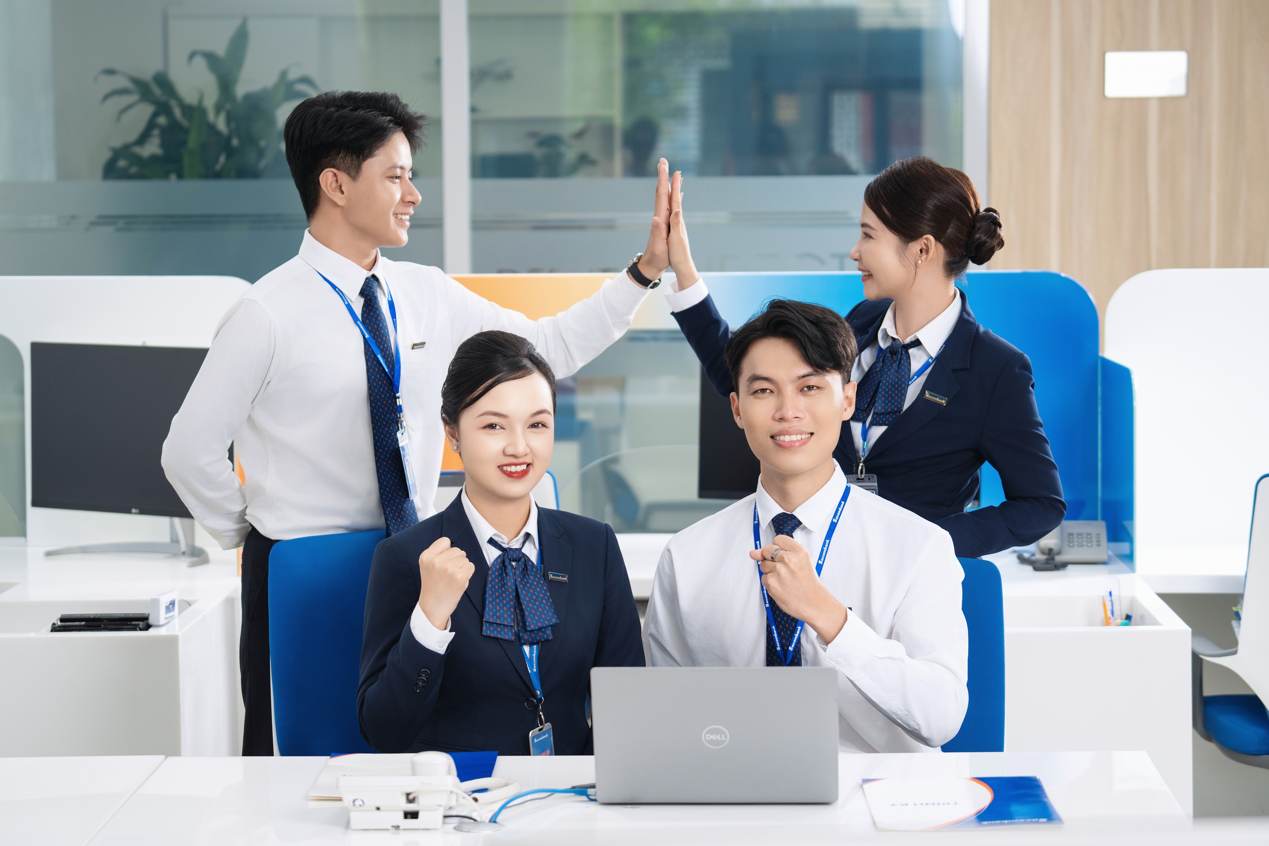 Cán bộ nhân viên của Sacombank được hưởng đầy đủ chế độ lương, thưởng cạnh tranh theo hiệu quả kinh doanh của cá nhân và tập thể Cán bộ nhân viên của Sacombank được hưởng đầy đủ chế độ lương, thưởng cạnh tranh theo hiệu quả kinh doanh của cá nhân và tập thể