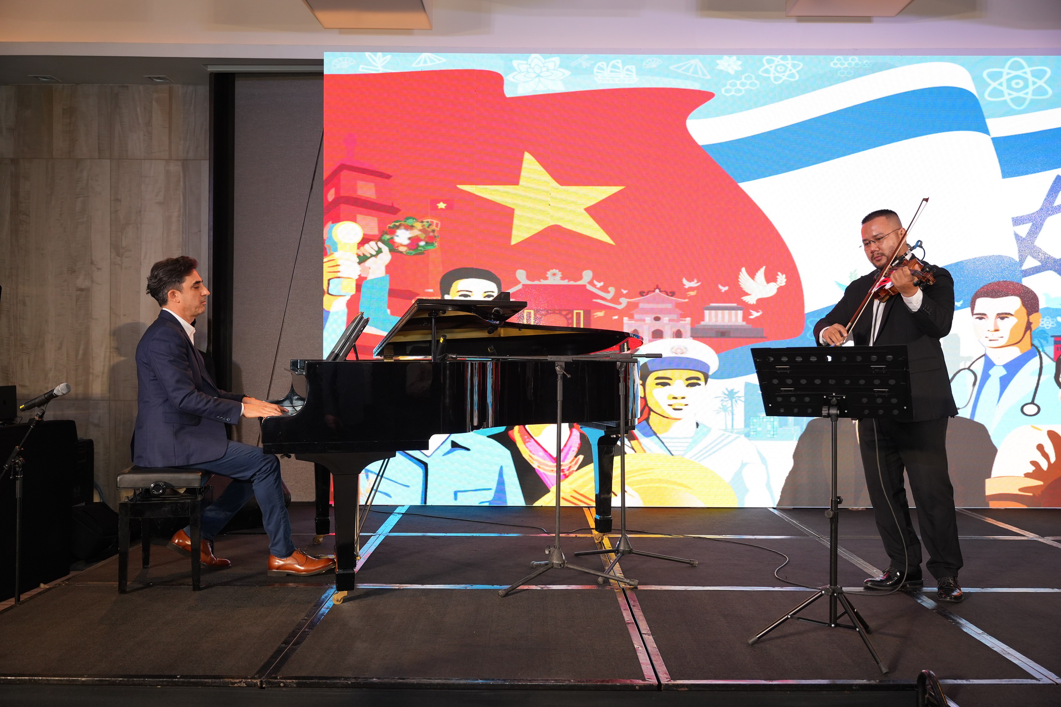 nghệ sĩ dương cầm người Israel Oren Dashti biểu diễn tại Lễ kỷ niệm. nghệ sĩ dương cầm người Israel Oren Dashti biểu diễn tại Lễ kỷ niệm.