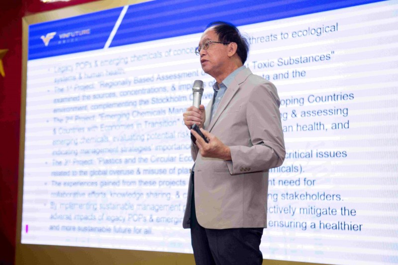 GS. Ming Hung Wong (Đại học Giáo dục Hồng Kông, Trung Quốc) - Top 2% Nhà khoa học hàng đầu Thế giới (theo Đại học Stanford 2020-2023) trình bày về Quản lý chất ô nhiễm hữu cơ khó phân hủy và các hóa chất mới nổi tại toạ đàm. GS. Ming Hung Wong (Đại học Giáo dục Hồng Kông, Trung Quốc) - Top 2% Nhà khoa học hàng đầu Thế giới (theo Đại học Stanford 2020-2023) trình bày về Quản lý chất ô nhiễm hữu cơ khó phân hủy và các hóa chất mới nổi tại toạ đàm.