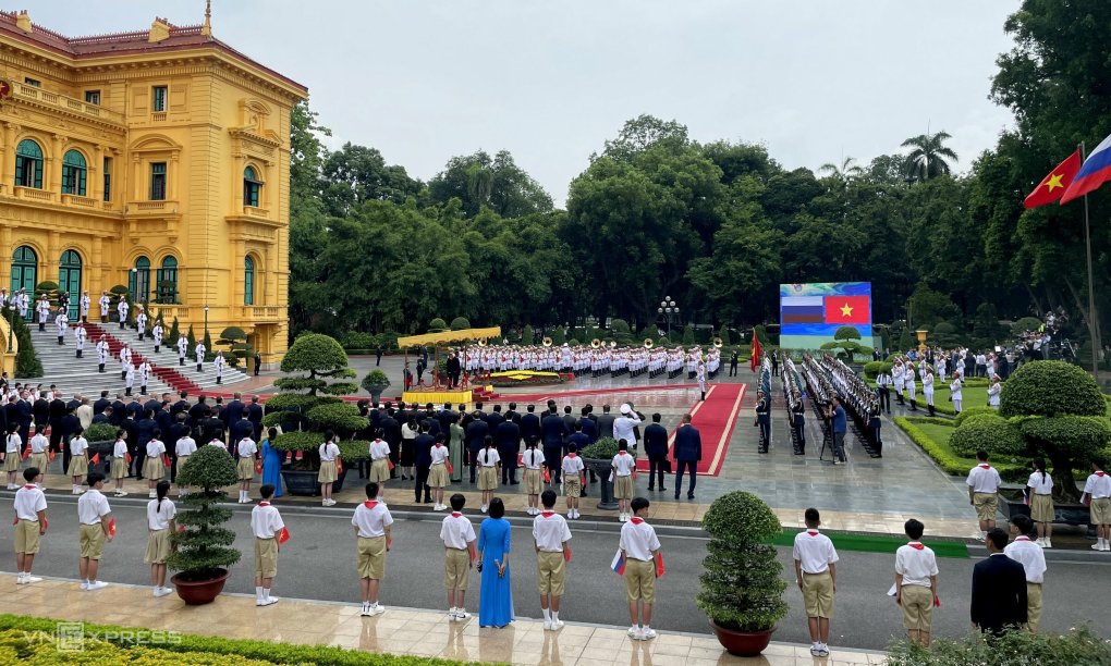 Lễ đón chính thức Tổng thống LB Nga Vladimir Putin thăm cấp Nhà nước tới Việt Nam- Ảnh 6. Lễ đón chính thức Tổng thống LB Nga Vladimir Putin thăm cấp Nhà nước tới Việt Nam- Ảnh 6.