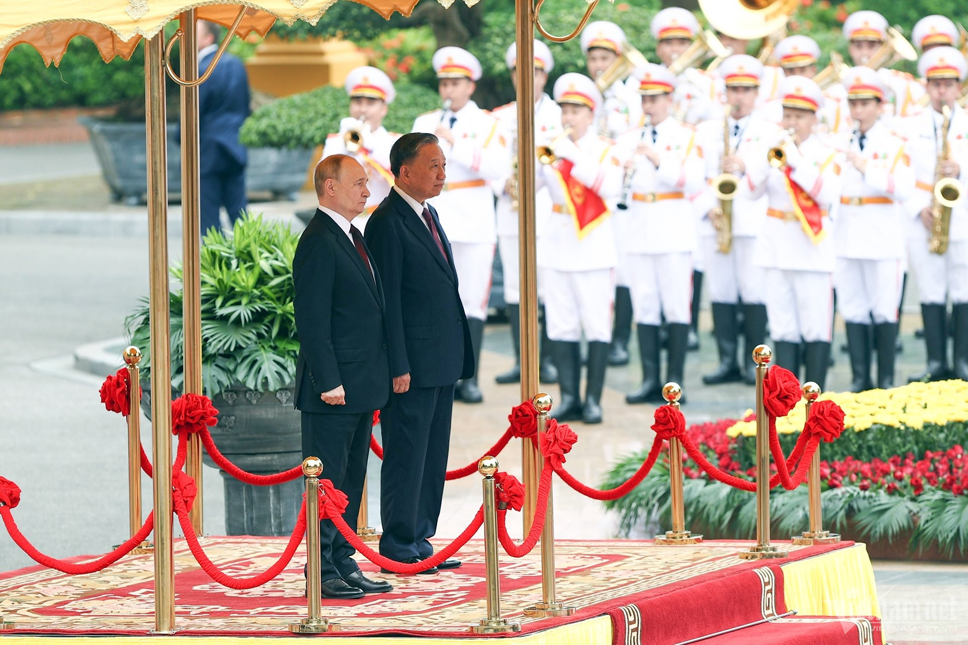Lễ đón chính thức Tổng thống LB Nga Vladimir Putin thăm cấp Nhà nước tới Việt Nam- Ảnh 8. Lễ đón chính thức Tổng thống LB Nga Vladimir Putin thăm cấp Nhà nước tới Việt Nam- Ảnh 8.