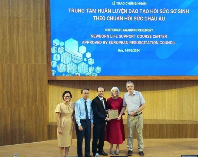 Representatives from the European Resuscitation Council and Newborns Vietnam awarded the certification to Hue University of Medicine and Pharmacy, Hue University Representatives from the European Resuscitation Council and Newborns Vietnam awarded the certification to Hue University of Medicine and Pharmacy, Hue University