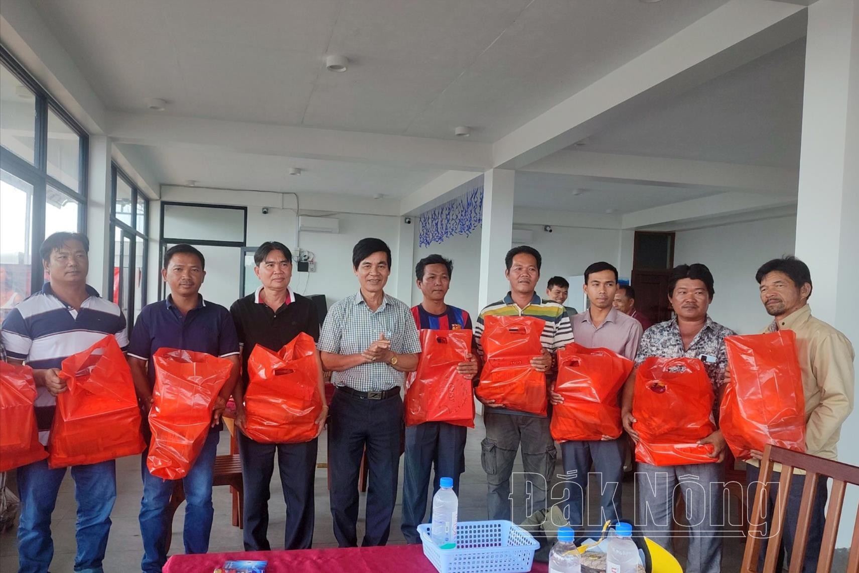 Ông Võ Mịch, Chủ tịch Hội Hữu nghị Việt Nam – Campuchia tỉnh Đắk Nông tặng quà cho kiều bào ở tỉnh Mondulkiri nhân dịp tết cổ truyền Việt Nam Giáp Thìn năm 2024 Ông Võ Mịch, Chủ tịch Hội Hữu nghị Việt Nam – Campuchia tỉnh Đắk Nông tặng quà cho kiều bào ở tỉnh Mondulkiri nhân dịp tết cổ truyền Việt Nam Giáp Thìn năm 2024