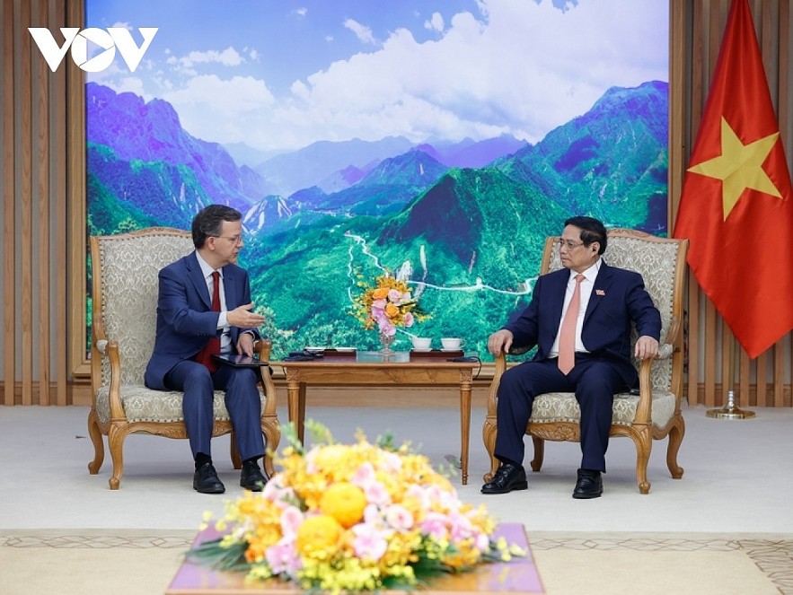 Prime Minister Pham Minh Chinh (R) hosts head of the IMF’s Article IV Mission Paulo Medas. Prime Minister Pham Minh Chinh (R) hosts head of the IMF’s Article IV Mission Paulo Medas.
