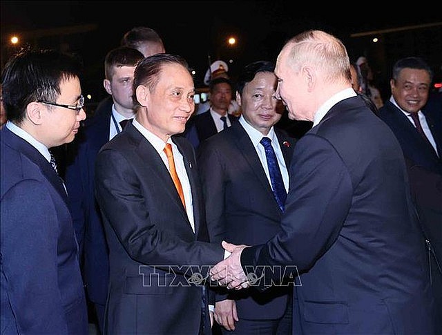 Russian President Vladimir Putin (1st from R) finalizes the state visit to Vietnam. Russian President Vladimir Putin (1st from R) finalizes the state visit to Vietnam.