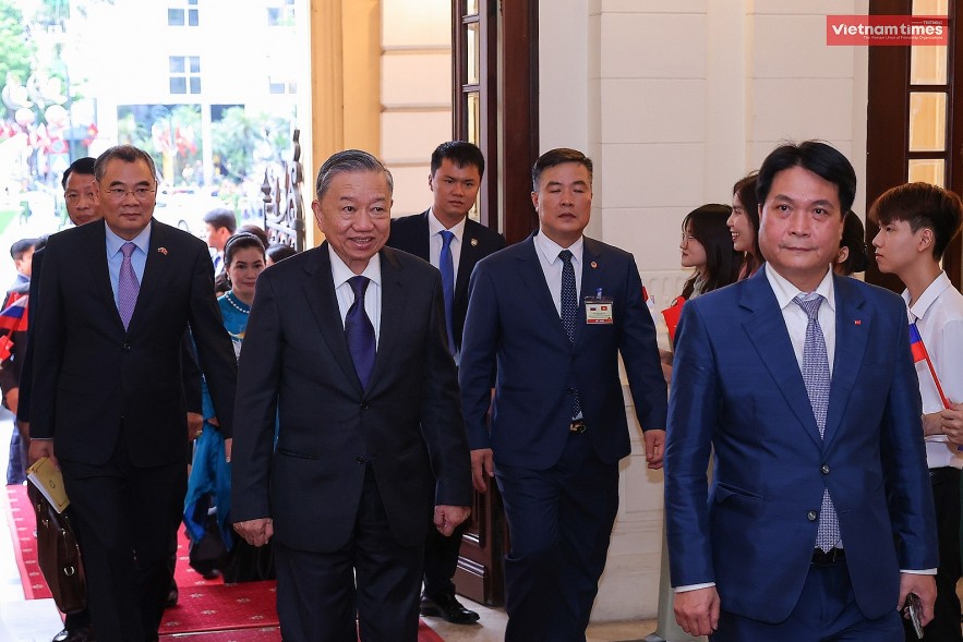 Russian President Vladimir Putin and Vietnamese President To Lam meet Viet alumni in Russia Russian President Vladimir Putin and Vietnamese President To Lam meet Viet alumni in Russia