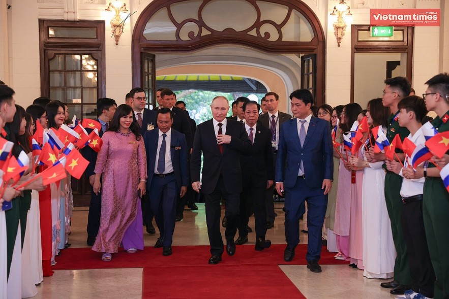 Russian President Vladimir Putin and Vietnamese President To Lam meet Viet alumni in Russia Russian President Vladimir Putin and Vietnamese President To Lam meet Viet alumni in Russia
