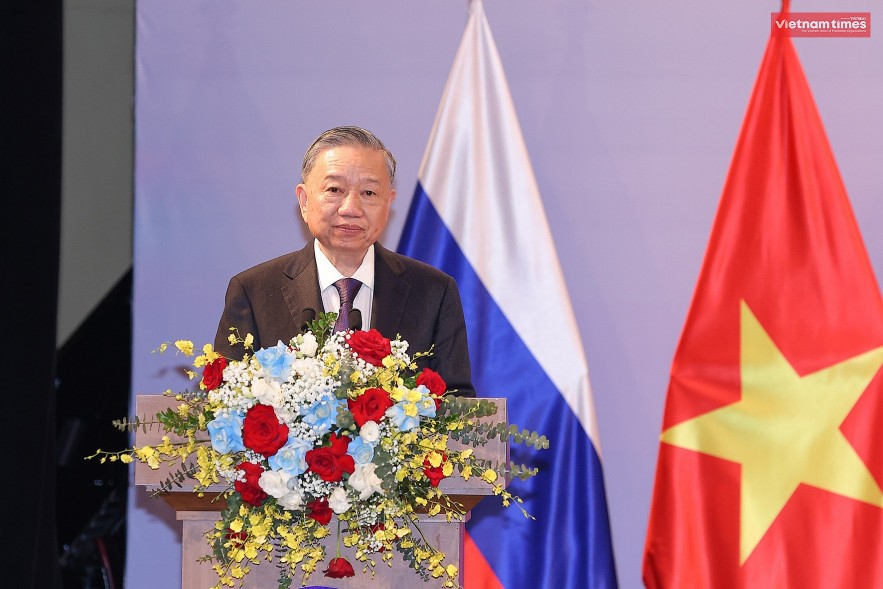 Russian President Vladimir Putin and Vietnamese President To Lam meet Viet alumni in Russia Russian President Vladimir Putin and Vietnamese President To Lam meet Viet alumni in Russia