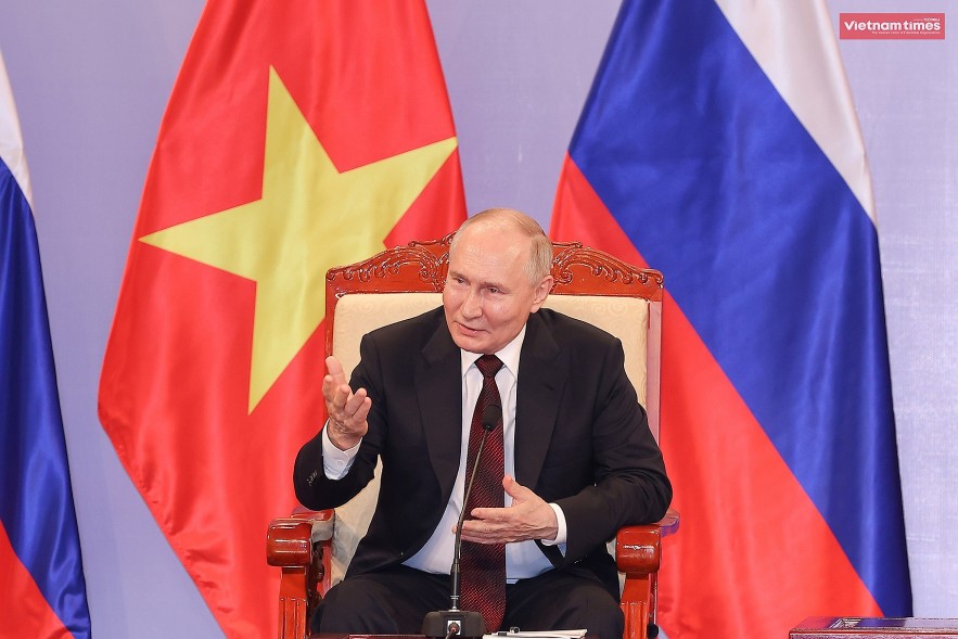 Russian President Vladimir Putin and Vietnamese President To Lam meet Viet alumni in Russia Russian President Vladimir Putin and Vietnamese President To Lam meet Viet alumni in Russia