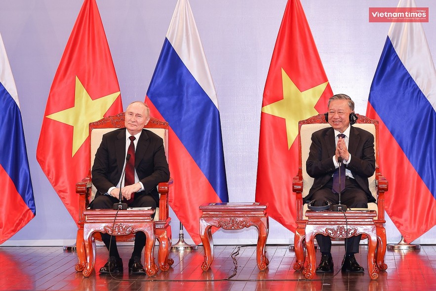 Russian President Vladimir Putin and Vietnamese President To Lam meet Viet alumni in Russia Russian President Vladimir Putin and Vietnamese President To Lam meet Viet alumni in Russia