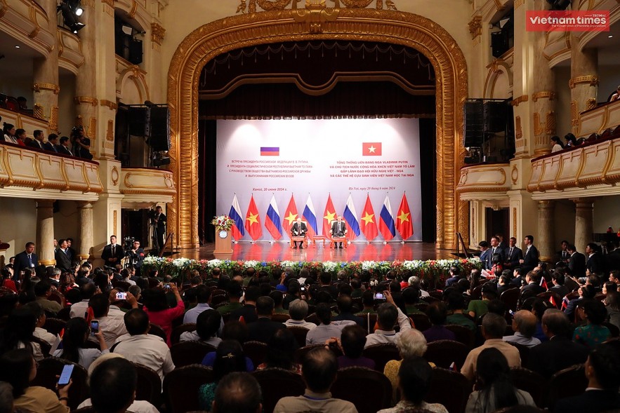 Russian President Vladimir Putin and Vietnamese President To Lam meet Viet alumni in Russia Russian President Vladimir Putin and Vietnamese President To Lam meet Viet alumni in Russia