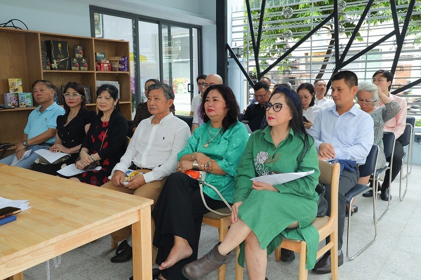 đại biểu người Việt Nam ở nước ngoài thăm cán bộ, chiến sĩ Vùng 5 Hải quân với chủ đề: “Hành trình kiều bào với biển đảo quê hương”. đại biểu người Việt Nam ở nước ngoài thăm cán bộ, chiến sĩ Vùng 5 Hải quân với chủ đề: “Hành trình kiều bào với biển đảo quê hương”.