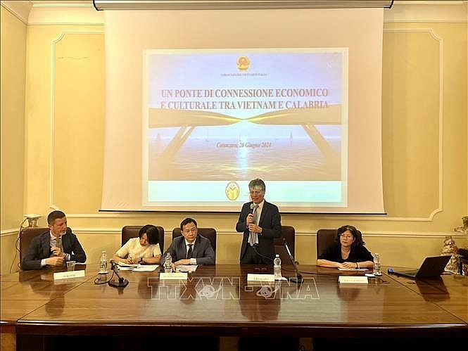 Vietnamese Ambassador to Italy Duong Hai Hung speaking at Vietnam-Calabria Connection Forum in Cantazaro city (Photo: VNA) Vietnamese Ambassador to Italy Duong Hai Hung speaking at Vietnam-Calabria Connection Forum in Cantazaro city (Photo: VNA)