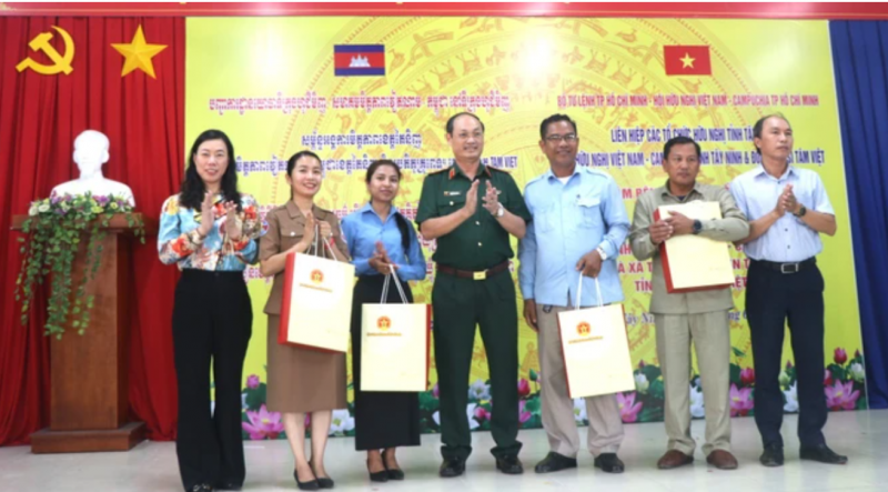 Tình cảm đặc biệt của người dân biên giới Việt Nam - Campuchia Tình cảm đặc biệt của người dân biên giới Việt Nam - Campuchia