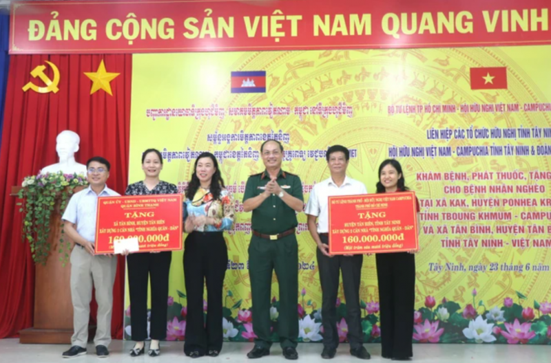 Tình cảm đặc biệt của người dân biên giới Việt Nam - Campuchia Tình cảm đặc biệt của người dân biên giới Việt Nam - Campuchia