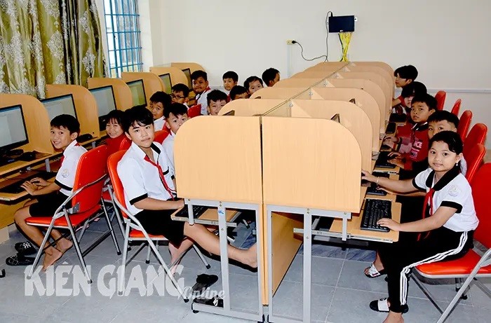 VNHELP tặng 25 bộ máy tính để bàn cho học sinh Trường Tiểu học Nam Thái A1 (Kiên Giang) VNHELP tặng 25 bộ máy tính để bàn cho học sinh Trường Tiểu học Nam Thái A1 (Kiên Giang)