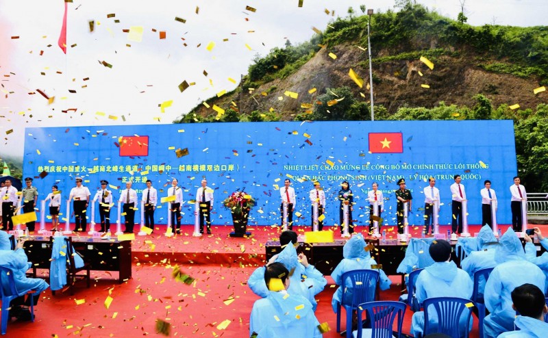 Công bố mở chính thức cặp cửa khẩu Hoành Mô (Việt Nam) - Động Trung (Trung Quốc) Công bố mở chính thức cặp cửa khẩu Hoành Mô (Việt Nam) - Động Trung (Trung Quốc)