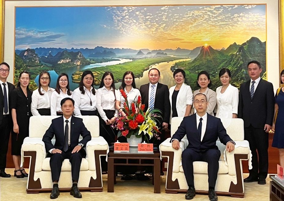 The delegation of the Cao Bang Union of Friendship Organizations takes souvenir photos with leaders and the People's Association for Friendship with Foreign Countries of Chongzuo City. The delegation of the Cao Bang Union of Friendship Organizations takes souvenir photos with leaders and the People's Association for Friendship with Foreign Countries of Chongzuo City.