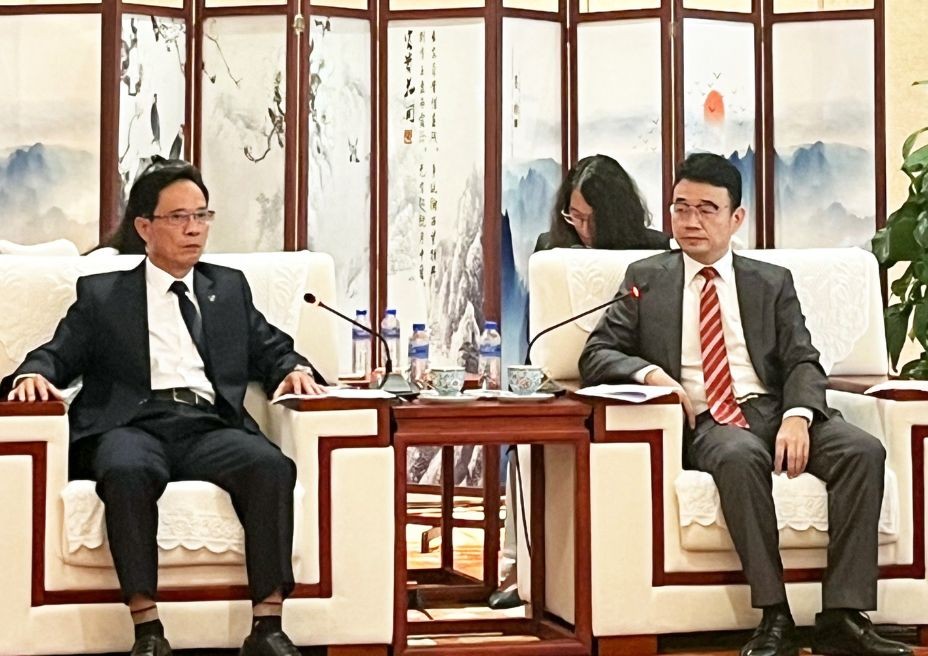 President of the Cao Bang Union of Friendship Organizations Dam Van Eng has a discussion session with Member of the Standing Committee of Baise City Party Committee Yong Zhou Yu. President of the Cao Bang Union of Friendship Organizations Dam Van Eng has a discussion session with Member of the Standing Committee of Baise City Party Committee Yong Zhou Yu.