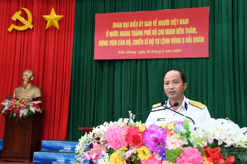 Đại tá Lương Quốc Anh giới thiệu một số nét chính về vùng biển Tây Nam. Đại tá Lương Quốc Anh giới thiệu một số nét chính về vùng biển Tây Nam.