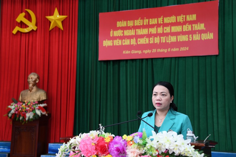 Kiều bào hướng về biển, đảo quê hương bằng những việc làm cụ thể, thiết thực Kiều bào hướng về biển, đảo quê hương bằng những việc làm cụ thể, thiết thực