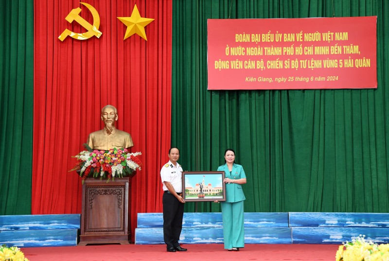 Đại diện đoàn tặng quà lưu niệm Bộ Tư lệnh Vùng 5 Hải quân. Đại diện đoàn tặng quà lưu niệm Bộ Tư lệnh Vùng 5 Hải quân.