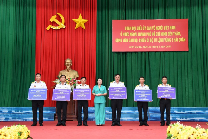 Đồng chí chí Vũ Thị Huỳnh Mai tặng quà các cơ quan, đơn vị thuộc Bộ Tư lệnh Vùng 5 Hải quân. Đồng chí chí Vũ Thị Huỳnh Mai tặng quà các cơ quan, đơn vị thuộc Bộ Tư lệnh Vùng 5 Hải quân.
