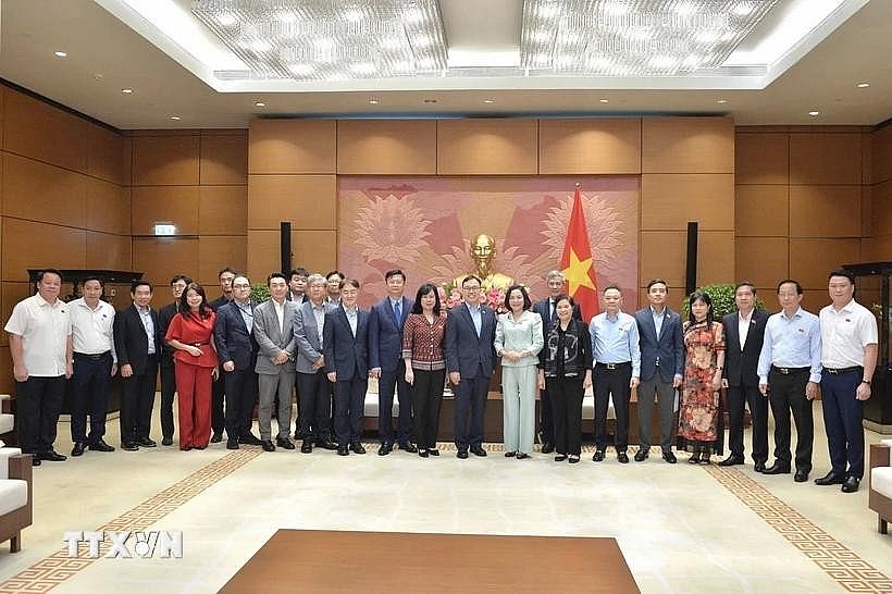 NA Vice Chairwoman Nguyen Thi Thanh (front, eighth from right) and members of the Vietnam - RoK Parliamentary Friendship Group at the meeting in Hanoi on June 25. (Photo: VNA) NA Vice Chairwoman Nguyen Thi Thanh (front, eighth from right) and members of the Vietnam - RoK Parliamentary Friendship Group at the meeting in Hanoi on June 25. (Photo: VNA)
