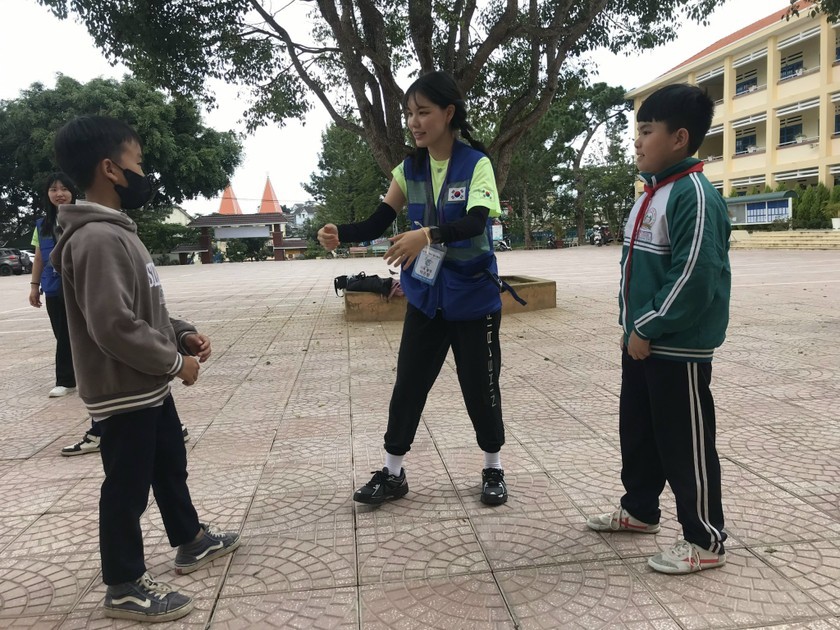 Trong thời gian 7 ngày (từ 26/6 đến 2/7), 40 sinh viên và giảng viên đến từ Trường Đại học Quốc gia Gyeongsang sẽ có những hoạt động giao lưu văn hóa, tổ chức đa dạng các hoạt động như mở các lớp dạy tiếng Hàn, lớp võ Taekwondo, lớp K-Pop Dance, giáo dục kỹ năng sống cho học sinh.