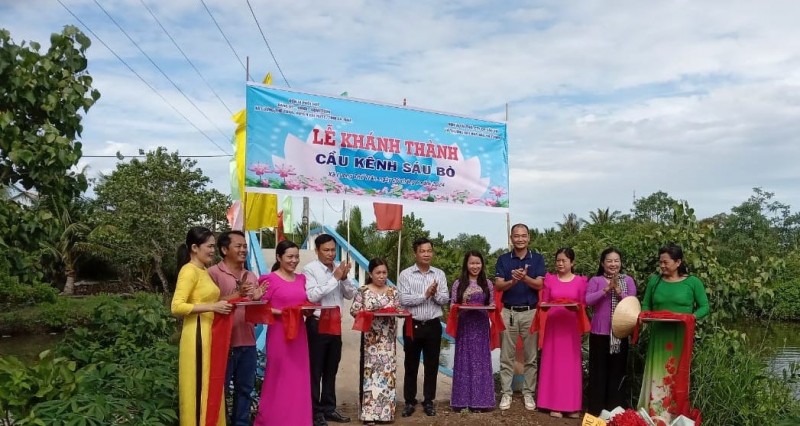 Các đại biểu ầu kênh Mật Cật, với sự chứng kiến của các thành viên Đoàn Văn công giải phóng Cà Mau và chính quyền địa phương.