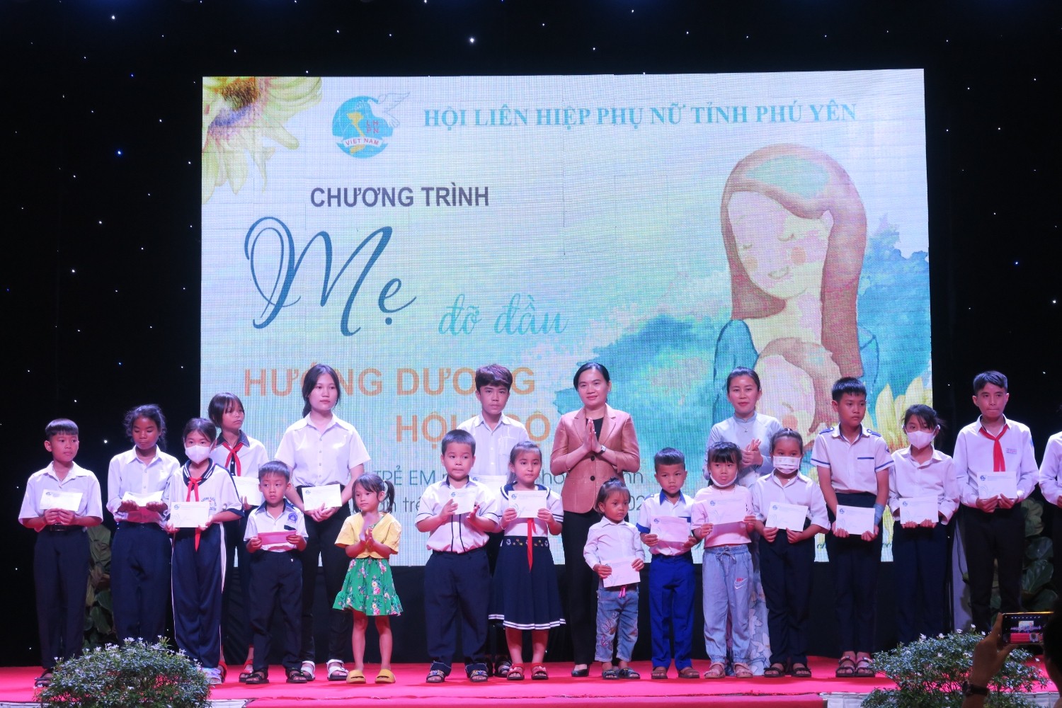 Hội Liên hiệp Phụ nữ tỉnh Phú Yên trao học bổng của Trung ương Hội Phụ nữ Việt Nam cho trẻ em mồ côi. (Ảnh: Hội Liên hiệp Phụ nữ Việt Nam) Hội Liên hiệp Phụ nữ tỉnh Phú Yên trao học bổng của Trung ương Hội Phụ nữ Việt Nam cho trẻ em mồ côi. (Ảnh: Hội Liên hiệp Phụ nữ Việt Nam)