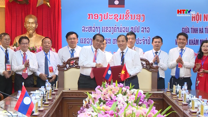 Bí thư Tỉnh ủy Hà Tĩnh Hoàng Trung Dũng và Bí thư - Tỉnh trưởng tỉnh Khăm Muồn Văn Xay Phong Sả Vẳn ký kết biên bản Hội nghị cấp cao 2 tỉnh Hà Tĩnh - Khăm Muồn. (Ảnh: Bí thư Tỉnh ủy Hà Tĩnh Hoàng Trung Dũng và Bí thư - Tỉnh trưởng tỉnh Khăm Muồn Văn Xay Phong Sả Vẳn ký kết biên bản Hội nghị cấp cao 2 tỉnh Hà Tĩnh - Khăm Muồn. (Ảnh:
