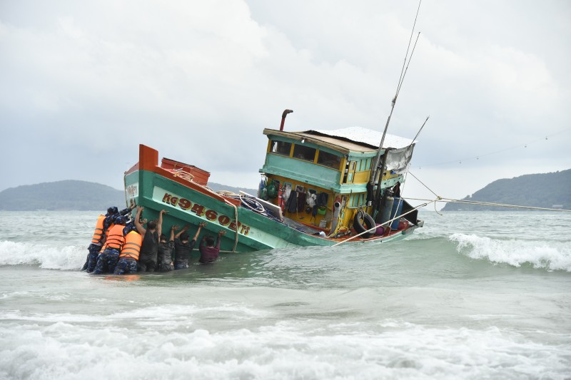 Cán bộ, chiến sĩ Lữ đoàn 127, Bộ Tư lệnh Vùng 5 Hải quân cứu kéo tàu cá Kiên Giang ra khỏi nơi mắc cạn. (Ảnh: Văn Định) Cán bộ, chiến sĩ Lữ đoàn 127, Bộ Tư lệnh Vùng 5 Hải quân cứu kéo tàu cá Kiên Giang ra khỏi nơi mắc cạn. (Ảnh: Văn Định)