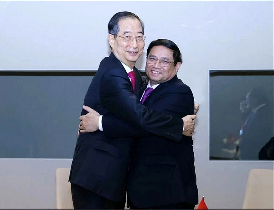 Vietnamese Prime Minister Pham Minh Chinh (R) meets RoK Prime Minister Han Duck-soo on the sidelines of the 2024 World Economic Forum annual meeting in Davos, Switzerland in January. Vietnamese Prime Minister Pham Minh Chinh (R) meets RoK Prime Minister Han Duck-soo on the sidelines of the 2024 World Economic Forum annual meeting in Davos, Switzerland in January.