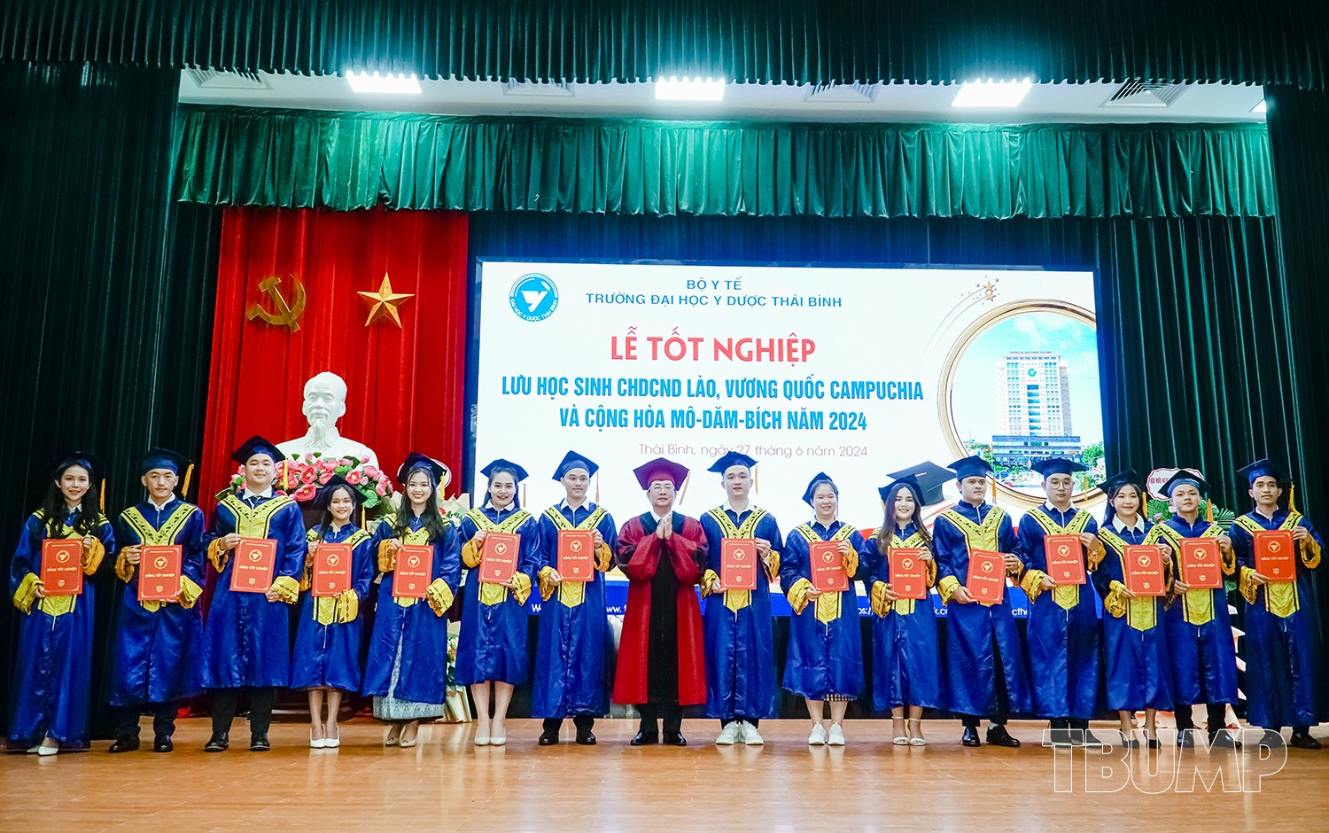 Lãnh đạo Nhà trường trao bằng tốt nghiệp cho các lưu học sinh Lãnh đạo Nhà trường trao bằng tốt nghiệp cho các lưu học sinh
