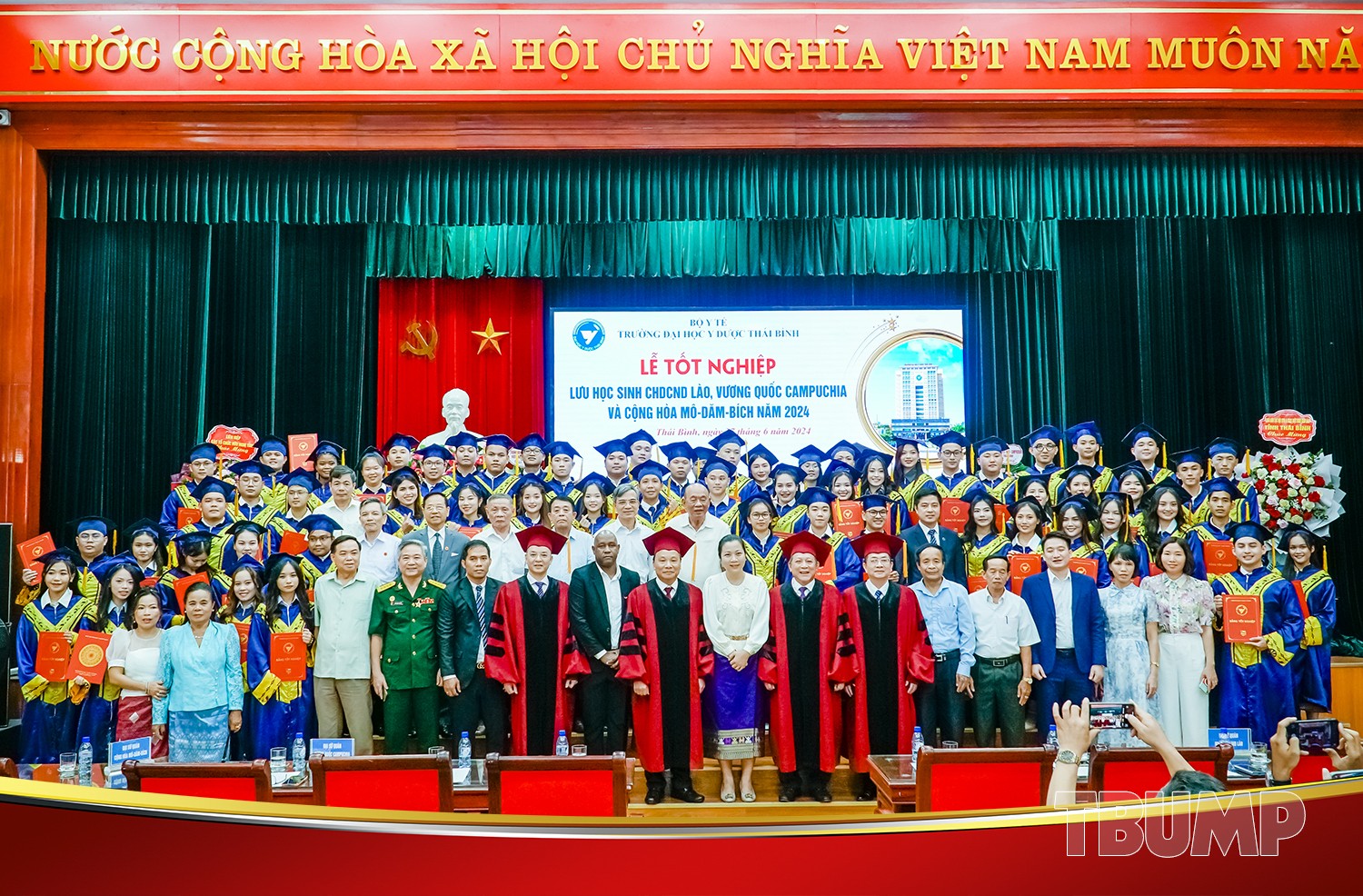 Các đại biểu và lưu học sinh tốt nghiệp chụp ảnh lưu niệm. (Ảnh: tbump.edu.vn) Các đại biểu và lưu học sinh tốt nghiệp chụp ảnh lưu niệm. (Ảnh: tbump.edu.vn)