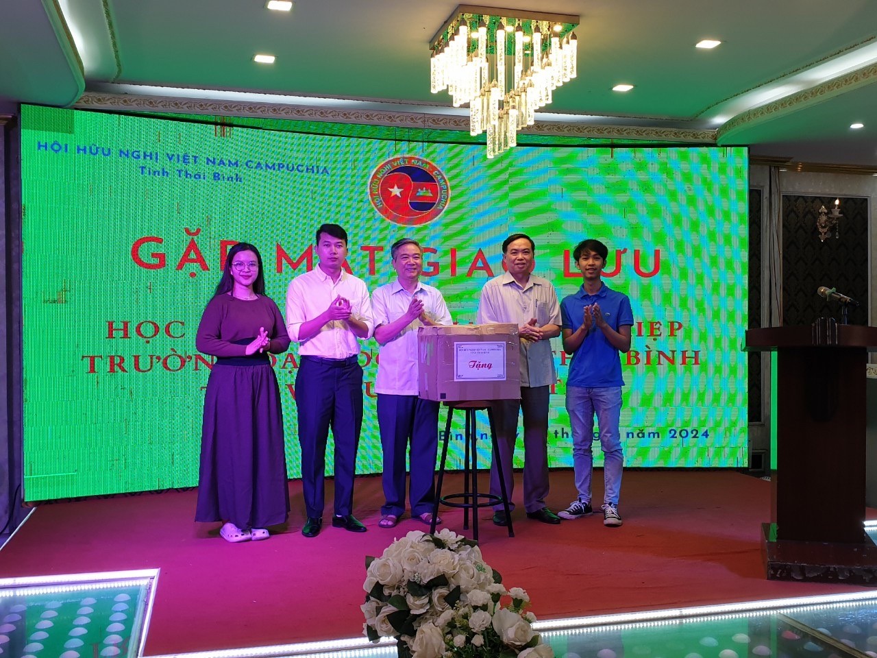 tặng quà cho sinh viên Campuchia ra trường về nước công tác. (Ảnh: NVCC) tặng quà cho sinh viên Campuchia ra trường về nước công tác. (Ảnh: NVCC)